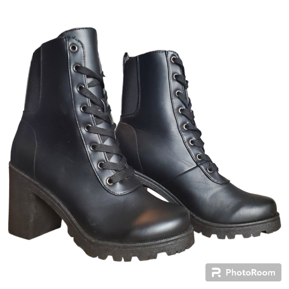 Qupid Black Faux Leather Lace Up Black Heeled Combat Boots Womans 6